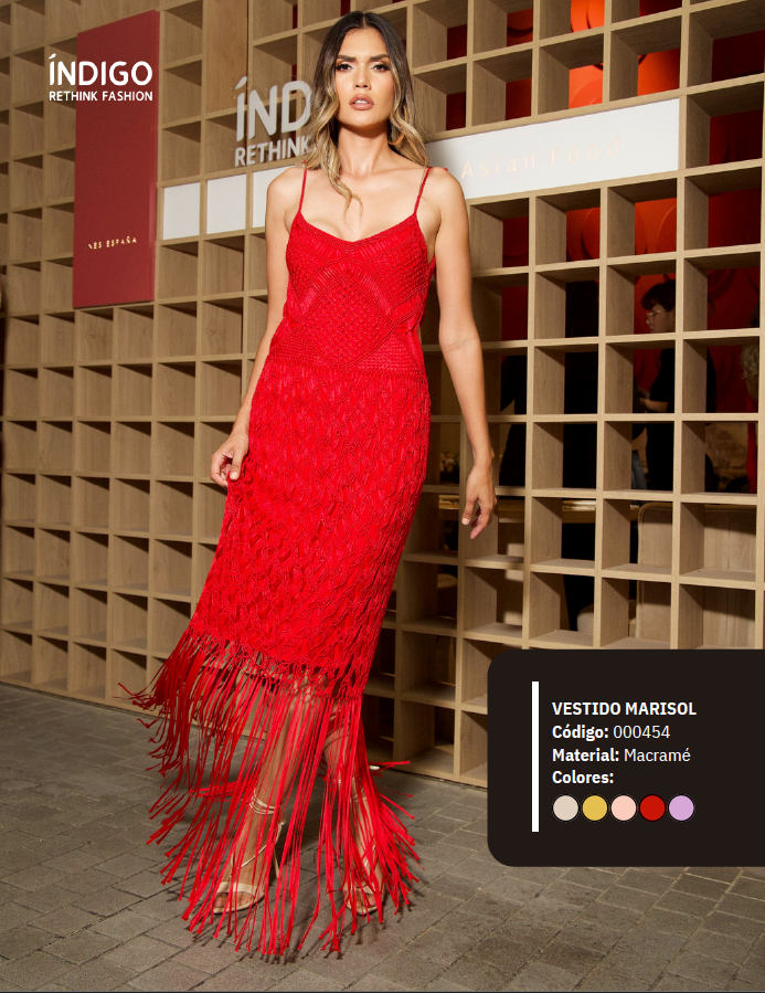 Modelo usando vestido rojo de macramé tejido a mano con detalle cut out, tiros de amarrar y flecos largos en el bajo.