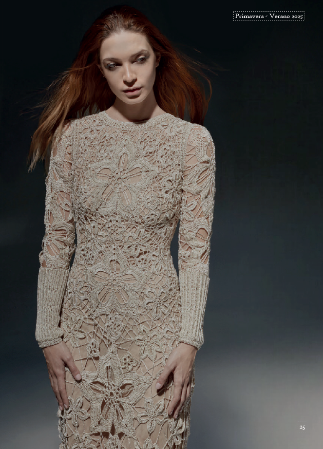 Modelo de frente luciendo el Vestido Eli largo de crochet color arena, de manga larga con flores inspiradas en el toborochi, en un estudio de fondo oscuro.