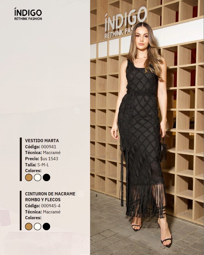 Modelo usando vestido negro largo tejido a mano en macramé con escote redondo, patrón de rombos y flecos en el bajo.