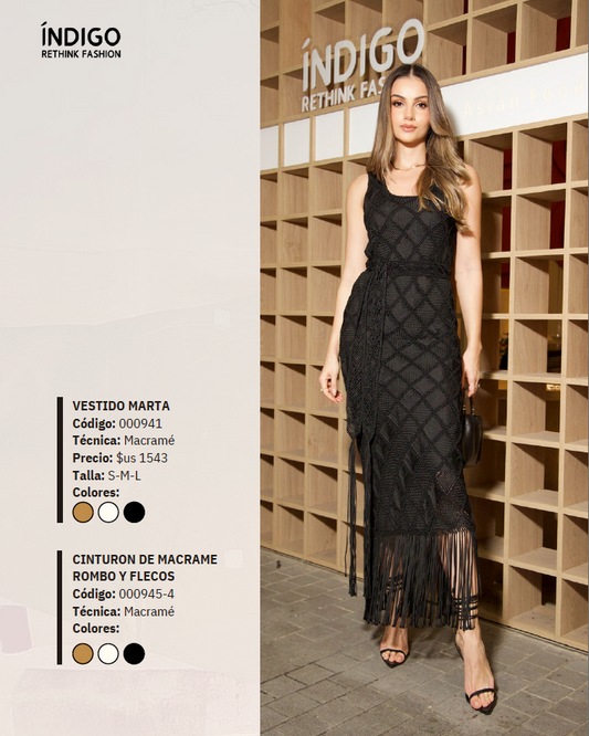 Modelo usando vestido negro largo tejido a mano en macramé con escote redondo, patrón de rombos y flecos en el bajo.