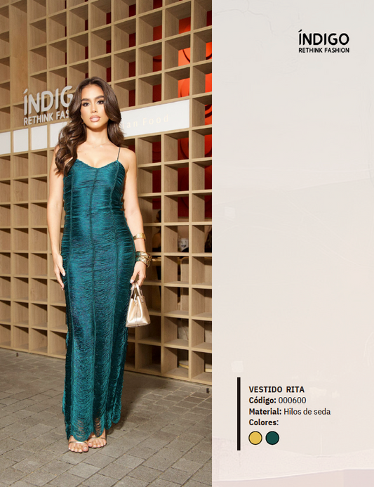 Modelo usando vestido largo verde/teal de hilos de seda con textura tipo cortina y tirantes finos, estilo elegante y sofisticado.